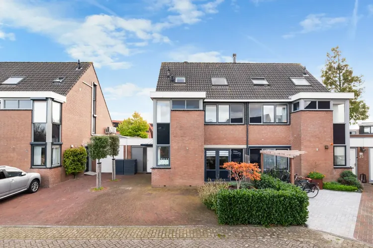 Woning aan de Van der Does de Willeboisstraat 27 in Wateringen